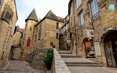 Sarlat-la-Canéda y otros tesoros del Périgod: monumentos, cuevas y tren histórico